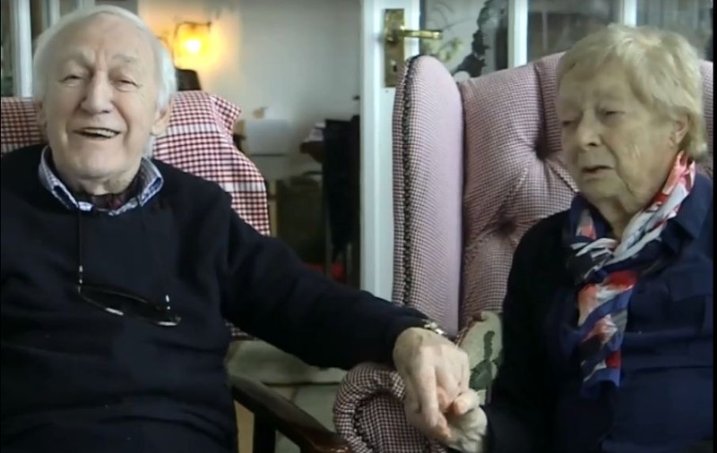 VIDEO | Un bătrân irlandez o machiază în fiecare zi pe soția sa oarbă