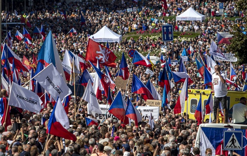 Protest masiv în Praga față de Guvern, UE și NATO. Premierul susține că manifestația a fost „convocată de forțe pro-ruse”