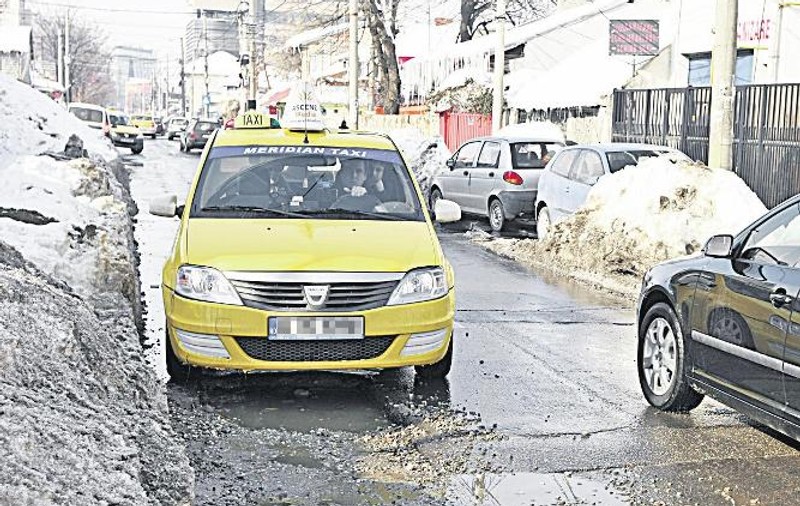 S-a topit zăpada, s-a topit şi asfaltul! Atenţie! Dăm în gropi | FOTO