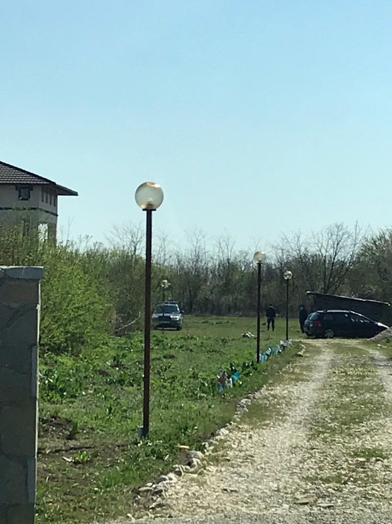 Curtea pensiunii din Poienarii Burchii.