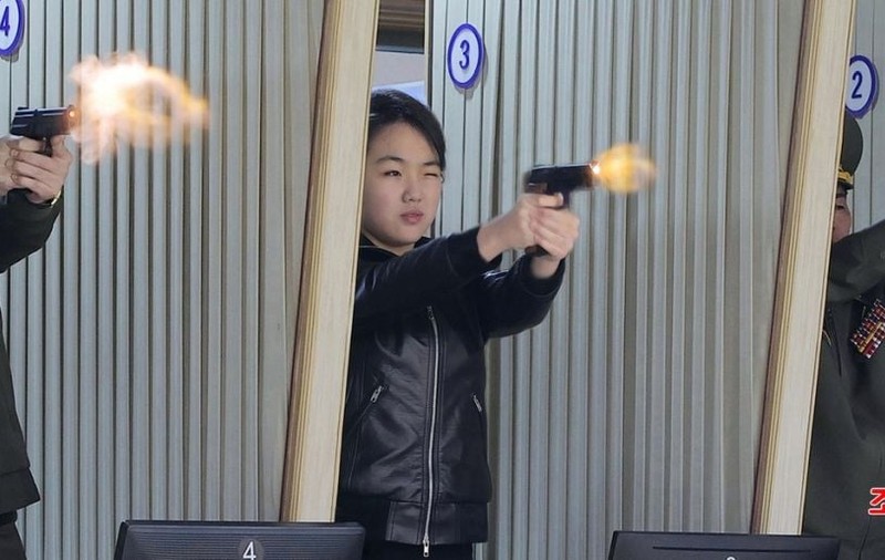 Fiica lui Kim Jong-un a tras cu pistolul în timpul unei vizite la o fabrică de armament: „Regimul încearcă să cultive imaginea unei femei puternice și de temut”