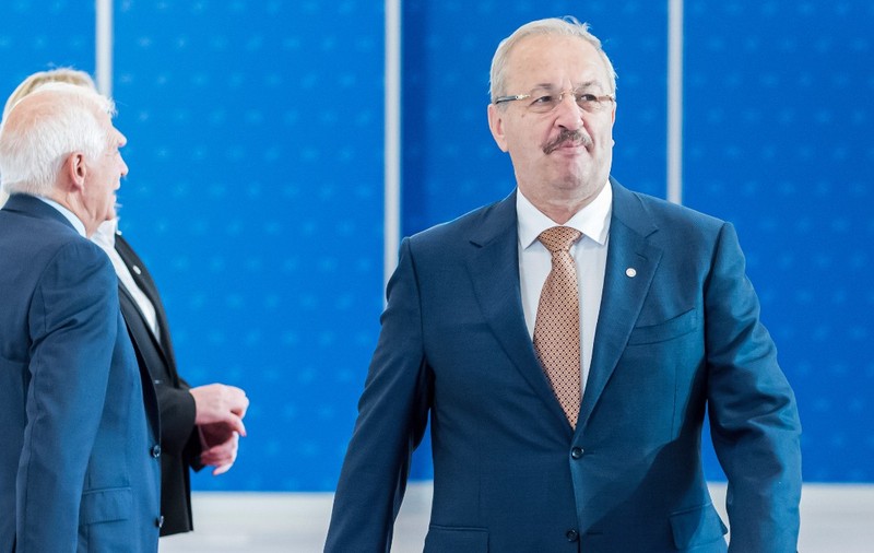 Europarlamentarul PSD Vasile Dîncu în timpul unui eveniment oficial la Comisia Europeană, poartă un costum albastru și o cravată portocalie