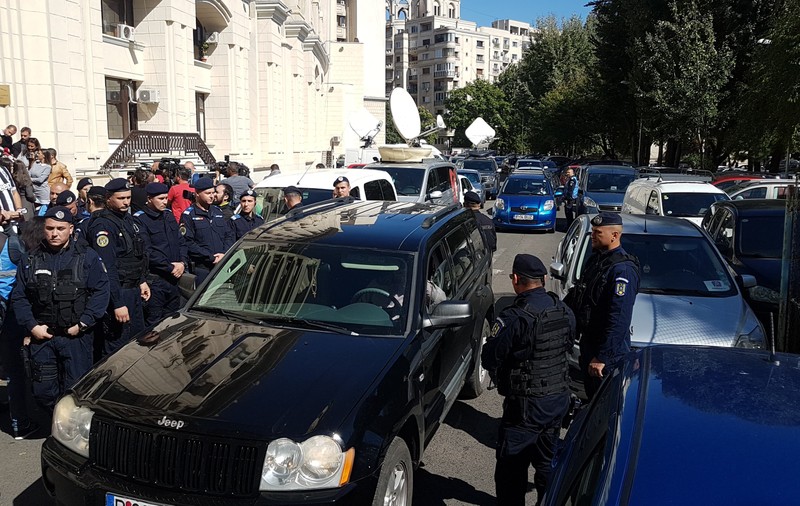 Fostul șef al Jandarmeriei, colonelul Sebastian Cucoș, huiduit la Parchetul General. Jandarmii au făcut scut în jurul lui