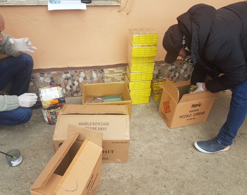 Polițiștii din Giurgiu au găsit o tonă de ”bombe” la trei bărbați! Petardele sunt dintre cele mai periculoase