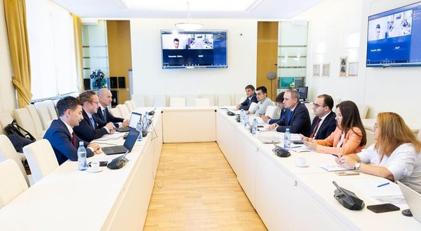Ministrul Finantelor, Alexandru Nazare, la intalnirea cu delegatia Standard and Poor's. Foto: Facebook