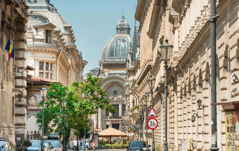 Vara asta, explorează capitala și împrejurimile! Alege serviciul de rent a car București ca punct de plecare