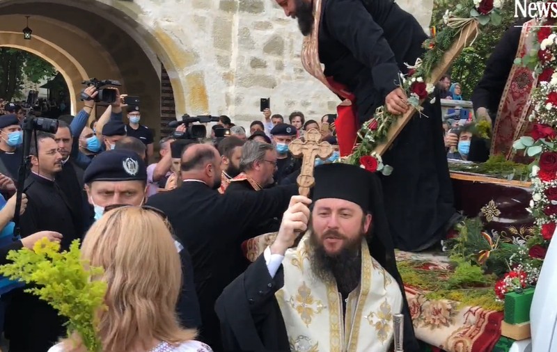 VIDEO | Mii de oameni, la pelerinajul Sfântului Ioan cel Nou din Suceava. Preoții și credincioșii au renunțat la măștile de protecție în cel mai mare focar de COVID din România