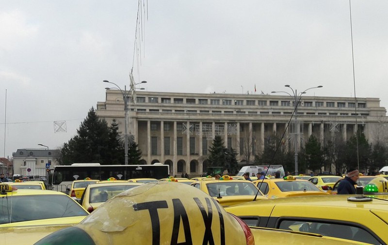 Amenzi de peste 56.000 de lei aplicate taximetriștilor din București noaptea trecută