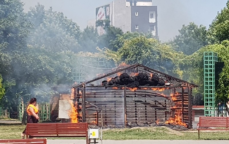 FOTO| Incendiu în parcul Sebastian. A ars o căsuță de lemn amplasată de primărie cu ocazia Crăciunului