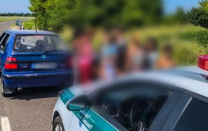 O Škoda Felicia i-a uimit pe polițiștii din Slovacia: au încăput în ea 18 persoane și era condusă de un șofer fără permis