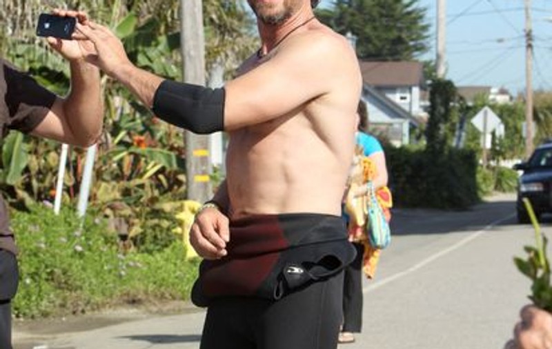 Foto | Gerard Butler,  surprins în ”colanți”, pe plajă