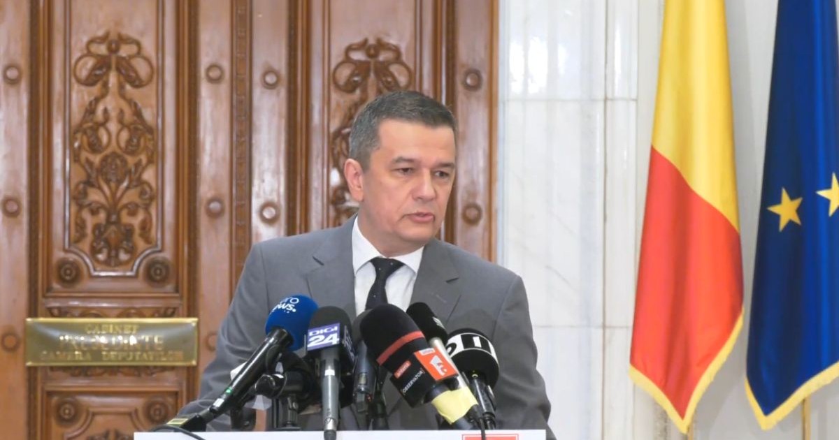 Sorin Grindeanu, înm timpul conferinței de presă susținută după BPN al PSD, vorbește la pupitrul partidului și răspunde întrebărilor jurnaliștilor
