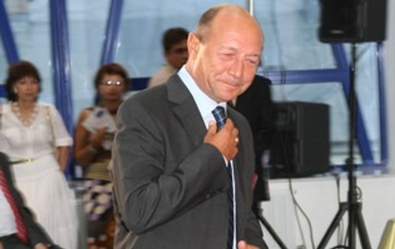 Băsescu le-a oferit flori jurnalistelor care îl însoţesc la Bruxelles
