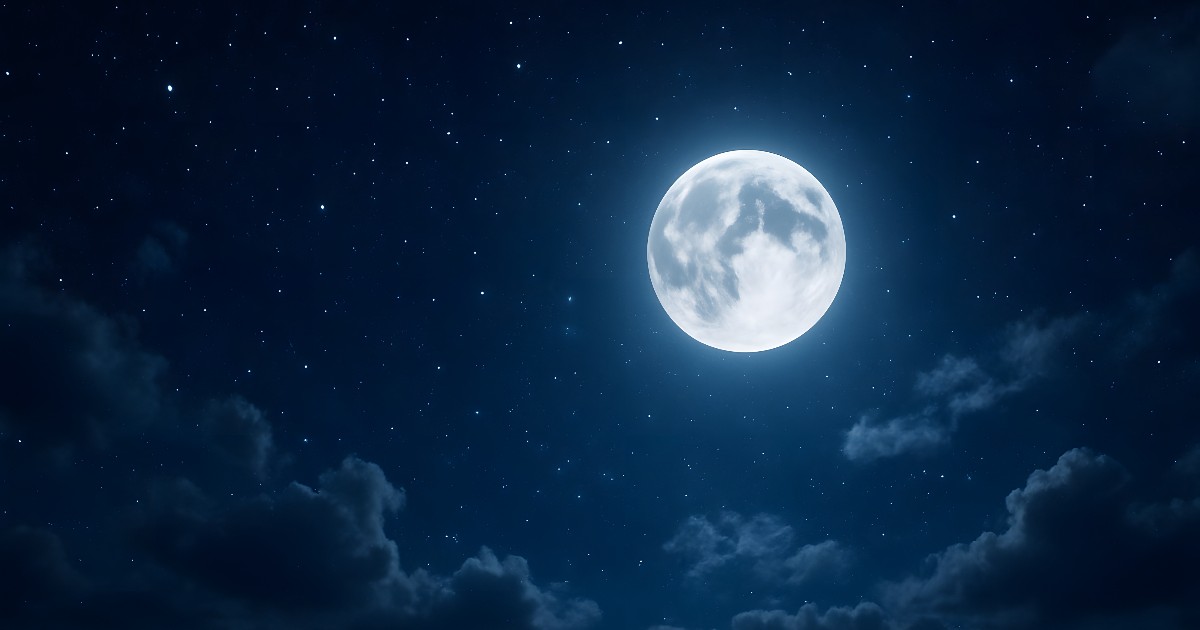 Imaginea surprinde o lună plină strălucitoare pe un cer senin, presărat cu stele și nori întunecați. Lumina rece a Lunii luminează discret norii, creând o atmosferă misterioasă și spectaculoasă de noapte.