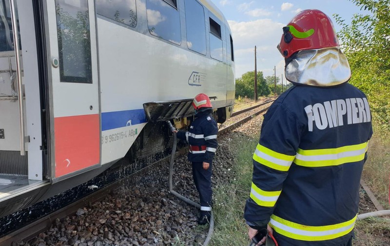 VIDEO | “Săgeata albastră” a luat foc într-o gară din județul Olt. 40 de călători, evacuați