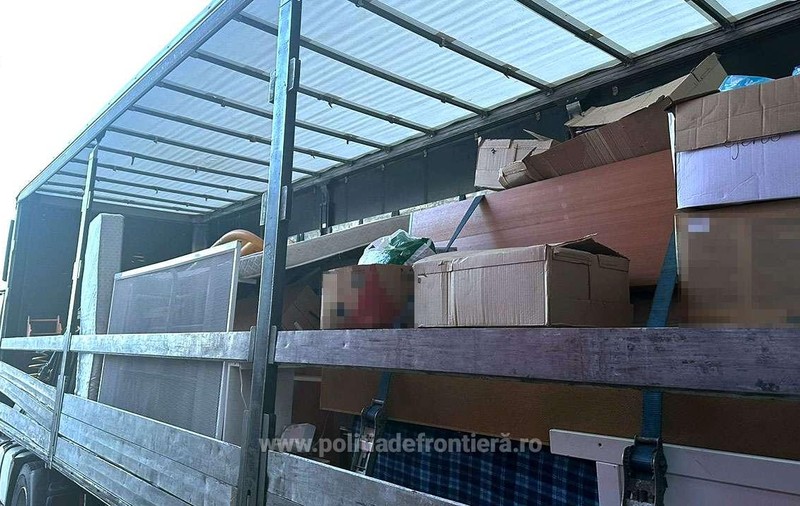 Șofer de TIR prins în flagrant delict în timp ce dădea mită la frontieră pentru a intra cu deșeuri în România