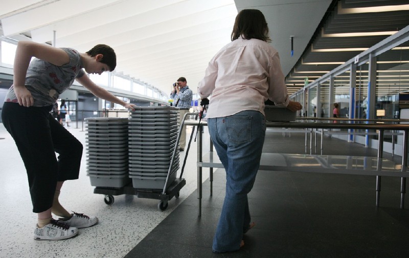 SUA renunță la regula descălțării în aeroporturi, introdusă pentru pasageri încă din 2006