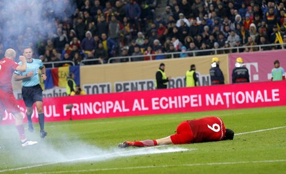 Fotbalistul polonez Robert Lewandowski&nbsp; a avut de suferit de pe urma petardelor aruncate pe teren de fanii români în timpul meciului România - Polonia, 0-3, disputat pe 11 noiembrie 2016, pe Arena Națională, în preliminariile CM 2018 FOTO: EPA/ROBERT GHEMENT