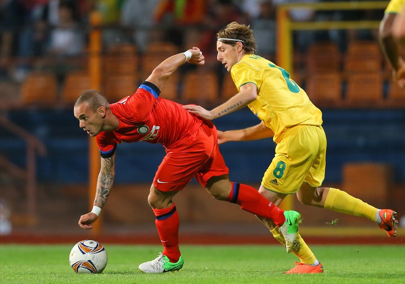 Liviu Antal (dreapta), într-un duel cu Wesley Sneijder (stânga) din Liga Europa FOTO: EPA