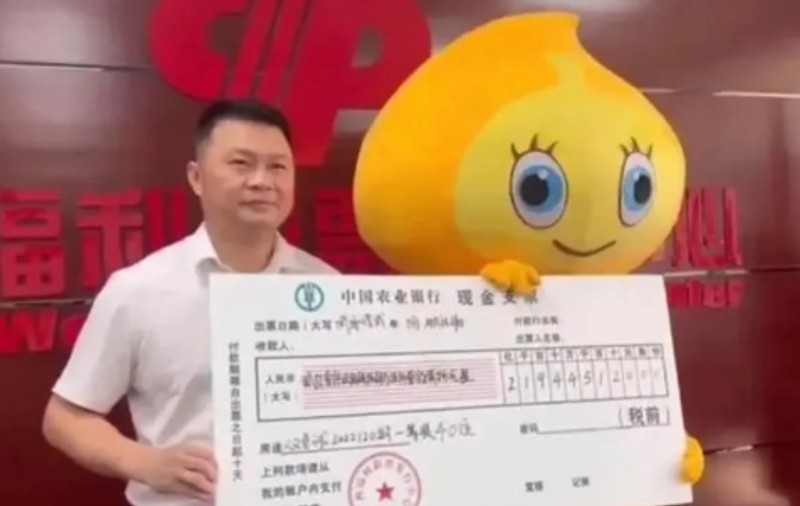Motivul pentru care un chinez care a câștigat 30 de milioane de euro la loterie a venit deghizat să ridice premiul