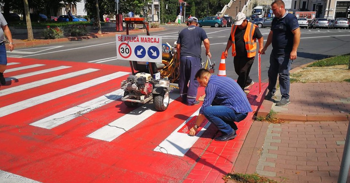 Mesajele de pe trecerile pentru pietoni au apărut în Piatra-Neamț. „Scoate căștile!”, „Nu folosi telefonul!”