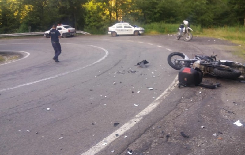 Doi motocicliști au fost accidentați pe Transfăgărășan de un șofer intrat pe contrasens
