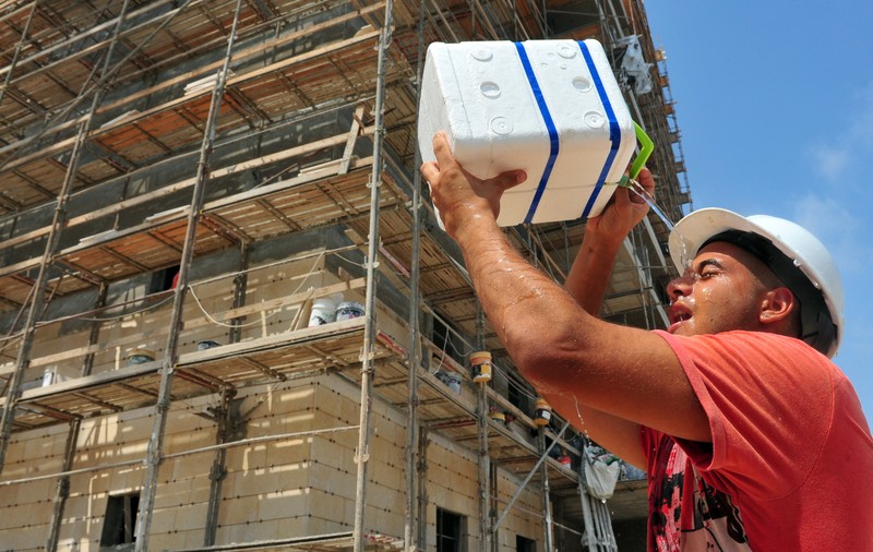 Munceşti afară, pe caniculă? Vezi ce condiţii trebuie să îţi asigure angajatorul