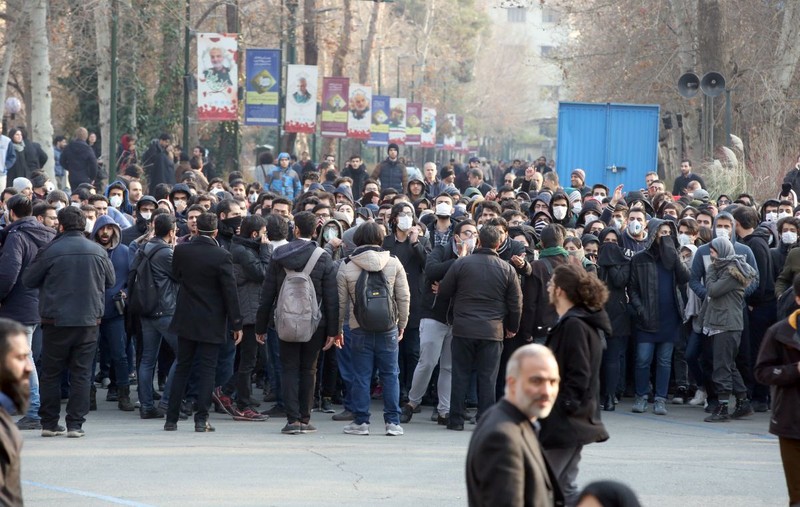 Manifestații de solidaritate cu victimele catastrofei aeriene au avut loc și marți, la Teheran FOTO: EPA
