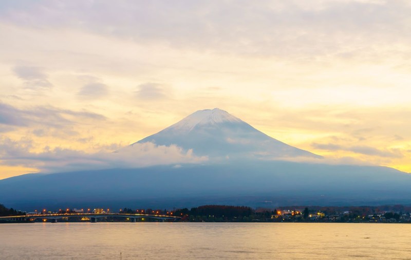 Cercetătorii din Japonia au descoperit particule de plastic în nori. Cum poate influența clima „ploaia de plastic”