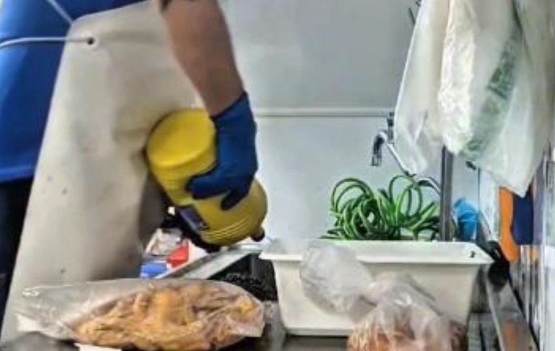 Piedone de Mallorca! 231 de kilograme de alimente confiscate, în operațiunea Exspiratum: „Carnea putrezită, «dezinfectată» cu înălbitor și revândută”