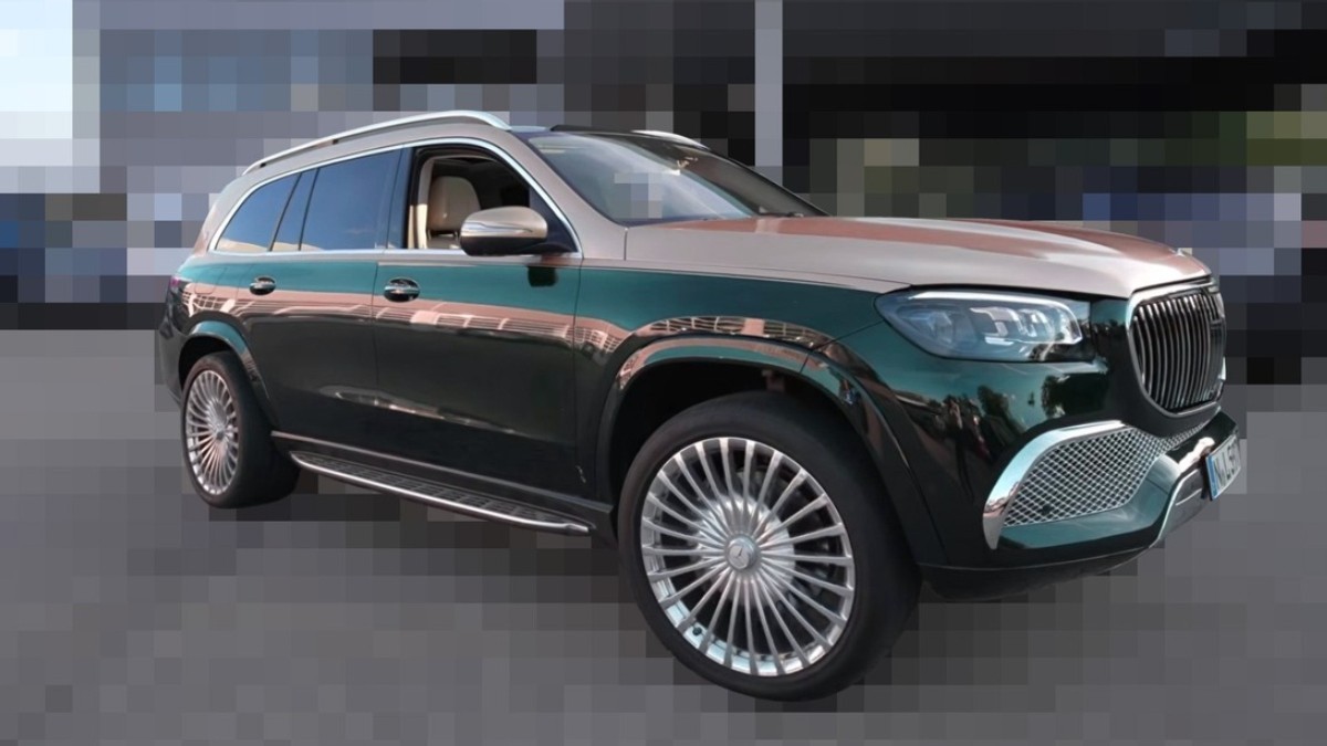 Un Mercedes-Maybach verde smarald parcat în fața unei clădiri