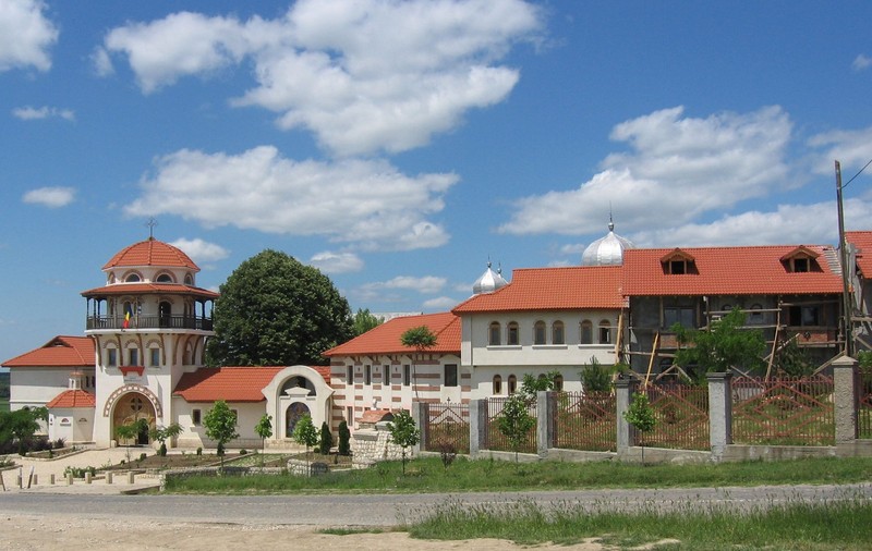 1 Mai în Dobrogea, leagănul creștinismului românesc. Ce mănăstiri și monumente să vizitezi. Nu rata nici peșterile din Cheile Dobrogei!