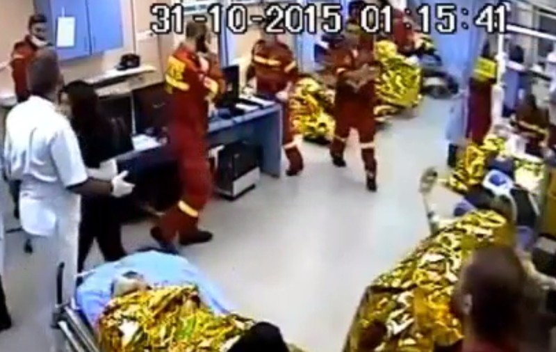 EXCLUSIV/ Imagini care nu au mai fost difuzate. Primele ore după incendiul din Colectiv, la Spitalul Floreasca