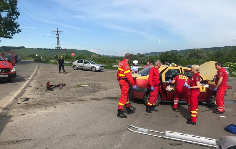 Un taximetrist a comis un accident rutier. Pasagerii lui din mașină au fost accidentați