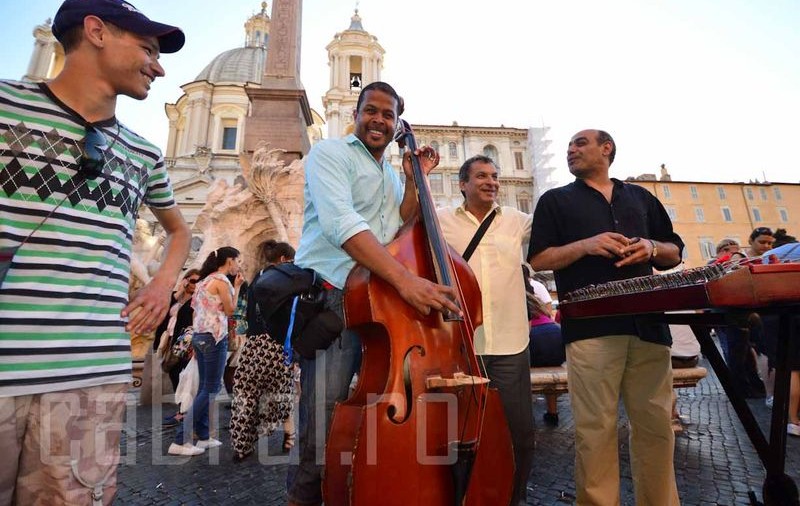 Cabral a cântat cu lăutarii români pe străzile din Roma