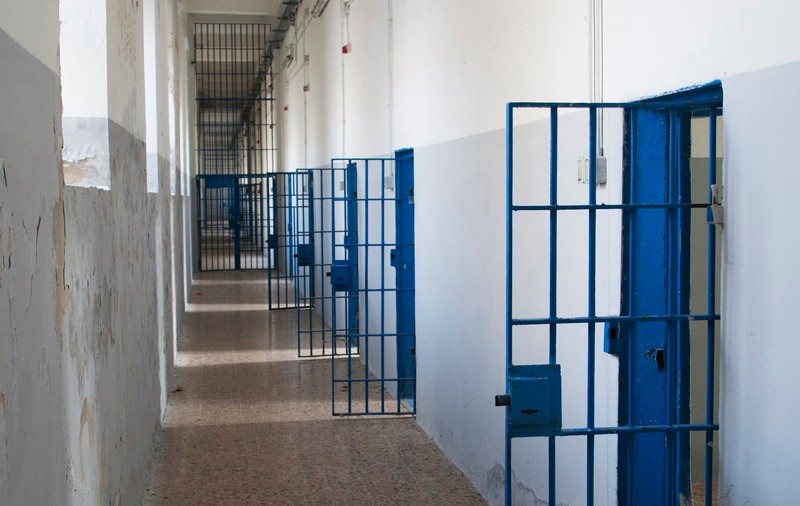 Un deținut de la Penitenciarul Craiova a murit după ce ȘI-A BĂTUT UN CUI ÎN CAP! 