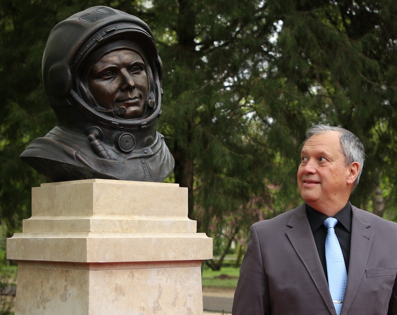 FOTO / Bust din bronz al cosmonautului Iuri Gagarin, inaugurat în Parcul Herăstrău. La eveniment a participat și Dumitru Prunariu