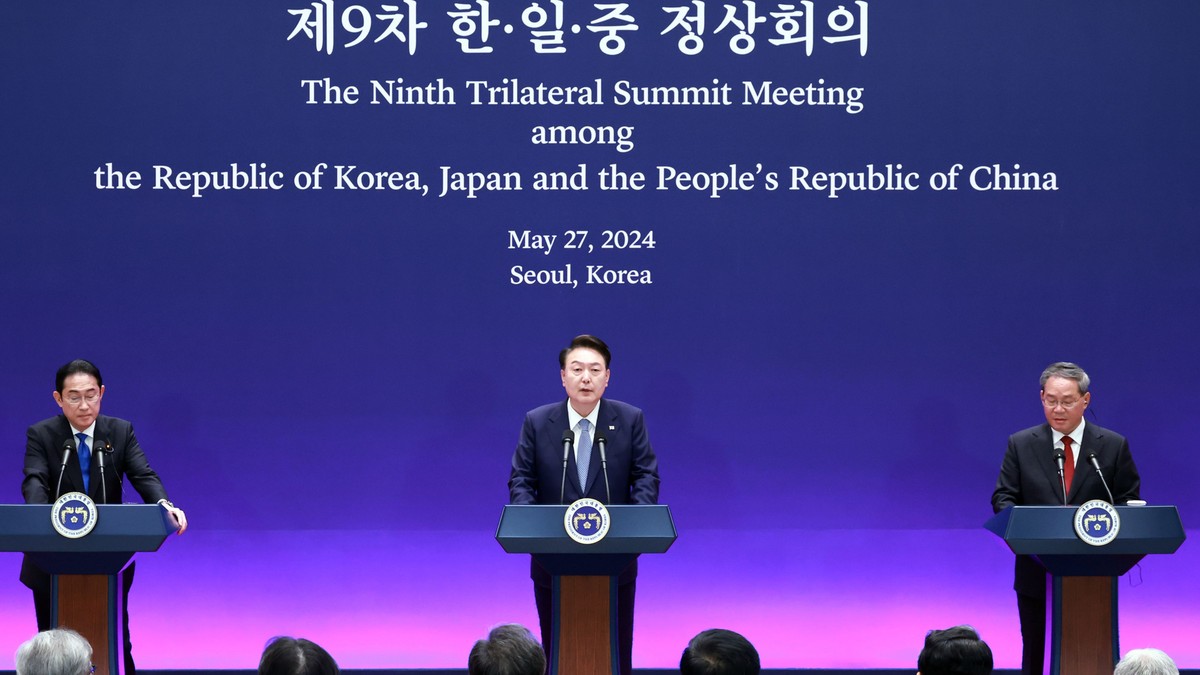 Președintele sud-coreean Yoon Suk Yeol (centru), premierul japonez Gumio Kishida (stânga) și premierul chinez Li Qiang Foto: Hepta