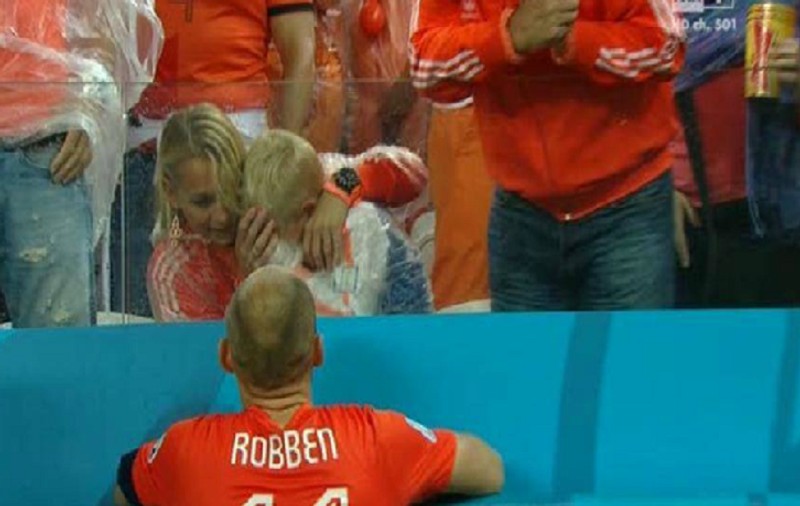  Vei rămâne în lacrimi! Imagini emoționante cu fiul lui Arjen Robben după eliminarea Olandei din semifinale!