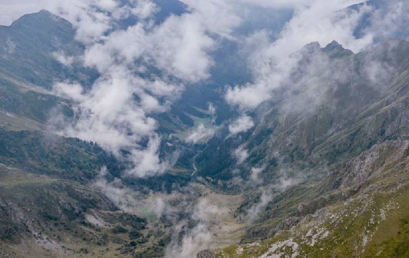 Un bărbat a murit în Munții Făgăraș, după ce a căzut 200 de metri într-o râpă, în zona unui lac glaciar