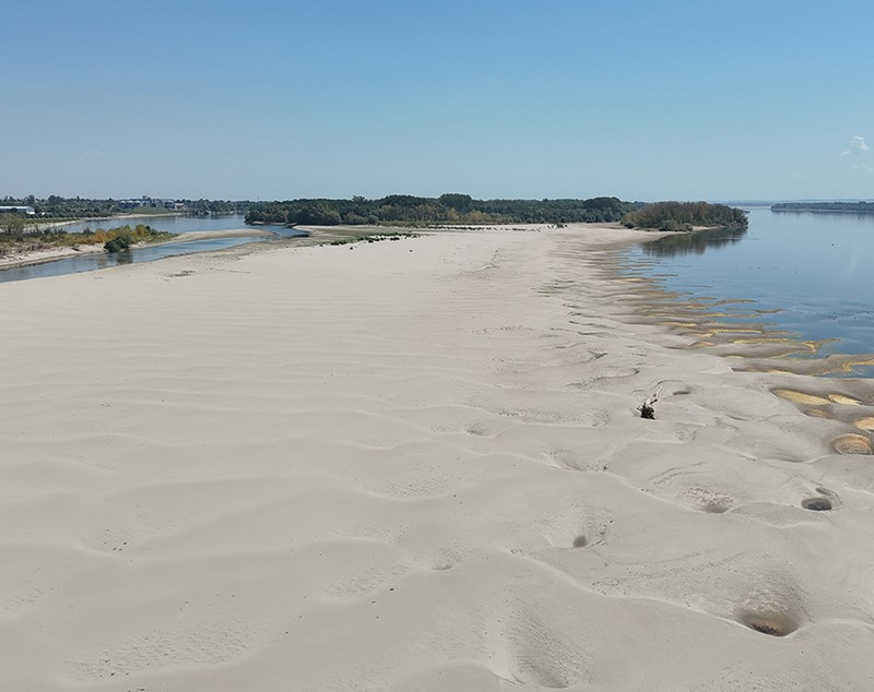 Dunărea a ajuns un pârâu la Corabia, cu apă până la genunchi și bărci înțepenite în nisip: „Nu poți să te cerți cu natura”