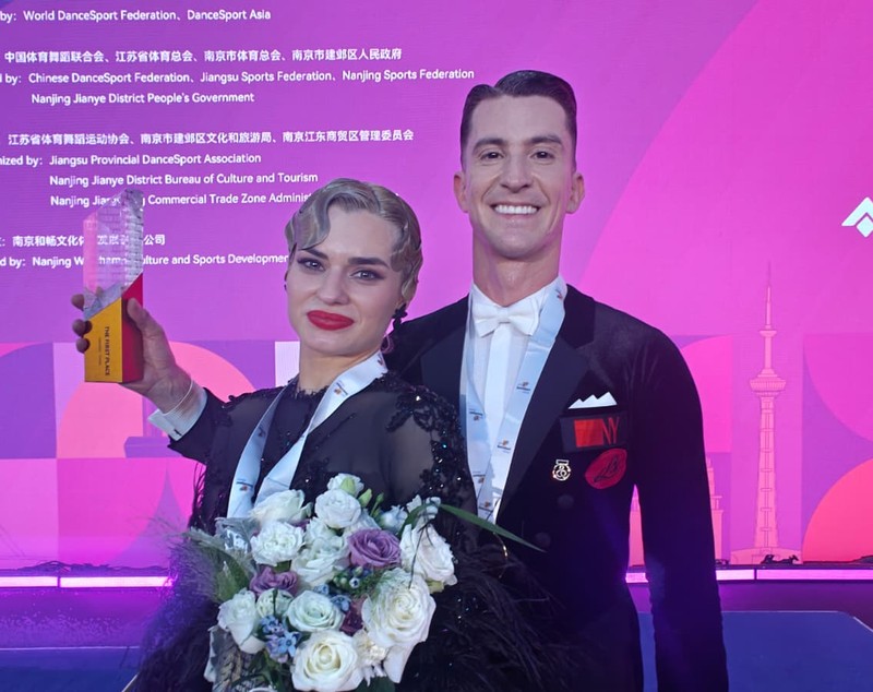 Dansatorii Rareș Cojoc, 38, și Andreea Matei, 31, câștigă în China al doilea titlu mondial la Standard. La Nanjing, pe cea mai modernă scenă a lumii, românii își reafirmă dominația categorică în acest sport