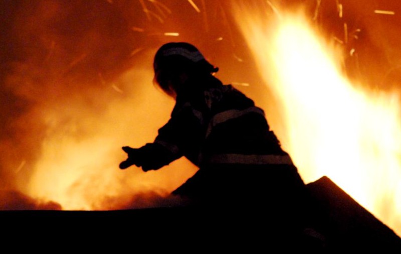 Bărbat găsit mort în urma unui incendiu puternic în gara din Timișoara. Mai multe vagoane s-au făcut scrum