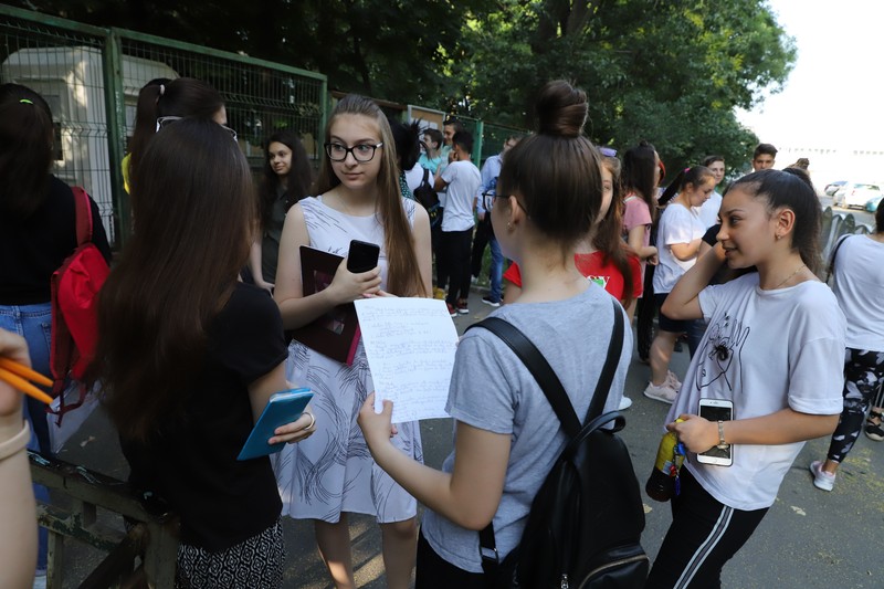 Elevii de la Școala 103 din București citesc notițele înainte de Evaluarea Națională la limba română