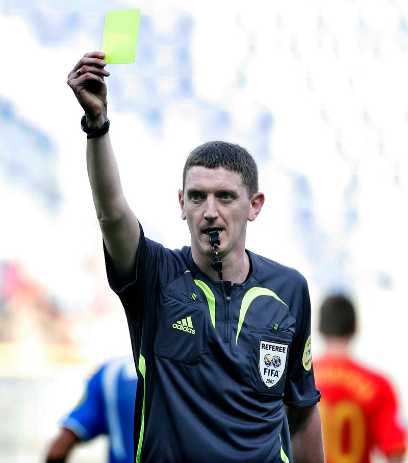 epa01037686 Referee Craig Alexander Thomson of Scotland showed the players eleven yellow cards during Belgium vsIsrael during the UEFA Under 21 Championship soccer match Belgium vs Israel in Heerenveen, the Netherlands, 13 June 2007. EPA/KOEN SUYK