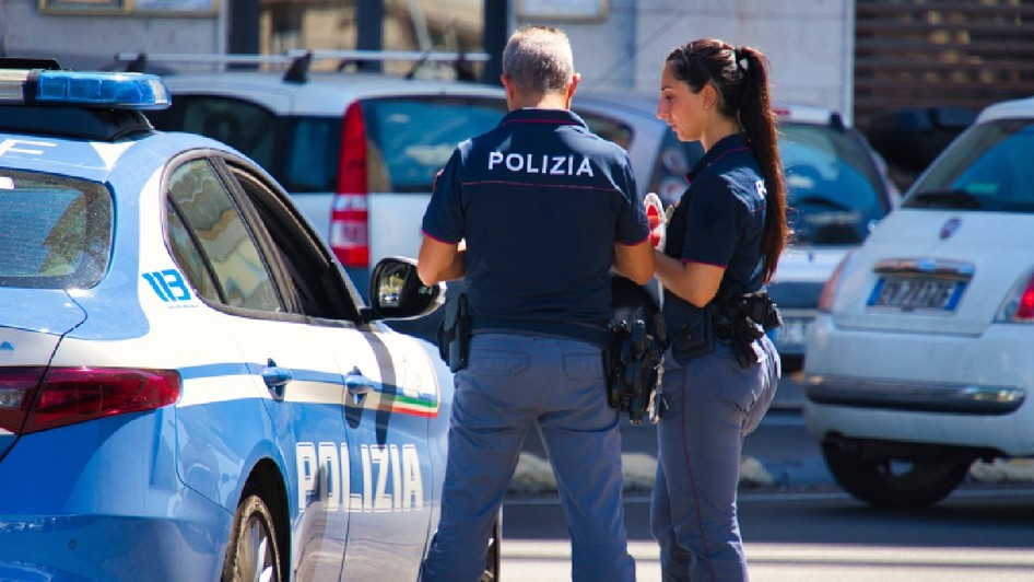 Fotografia a doi ofițeri de poliție din Cagliari. Cagliari, Sardinia, Italia 30.08.2025
