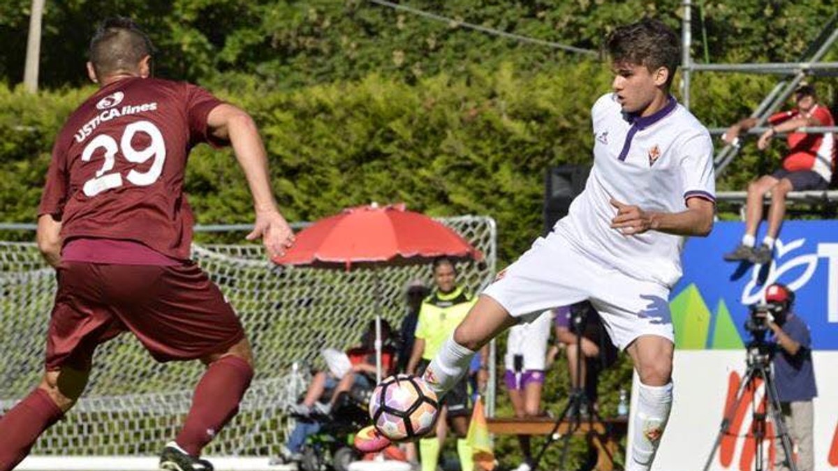 ianis Hagi, echipament de culoare albă, și-a făcut debutul în Serie A la o zi după ce a împlinit 18 ani