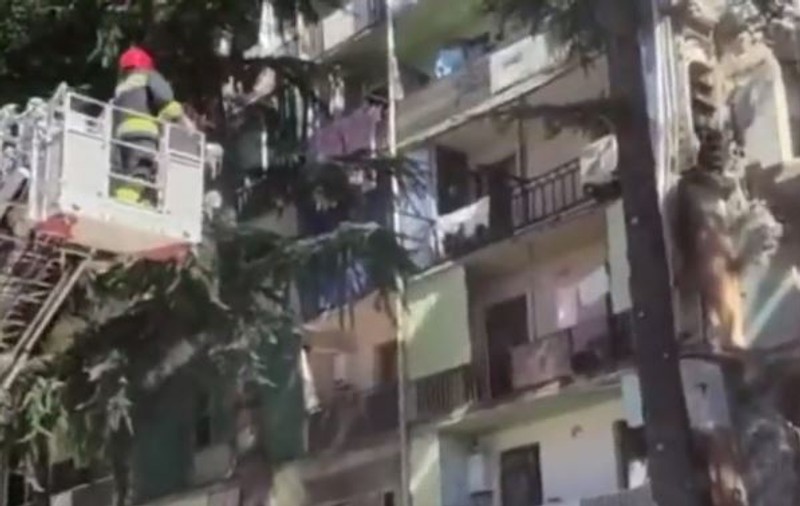 Un bloc din Georgia s-a prăbușit. Trei persoane, printre care un copil, au fost scoase de sub dărâmături