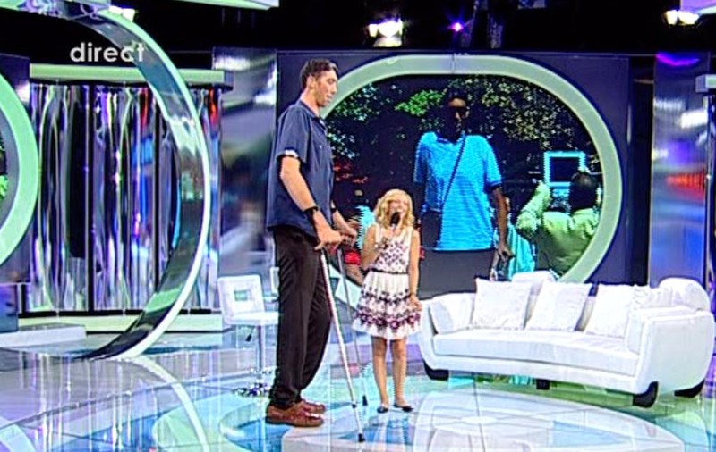 CEA MAI AMUZANTĂ APARIŢIE! Uite cum ARATĂ SIMONA GHERGHE pe lângă cel mai ÎNALT BĂRBAT DIN LUME! FOTO