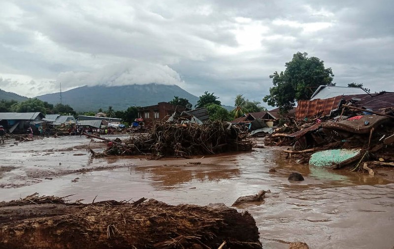 Crește bilanțul inundațiilor catastrofale din Indonezia: aproape 160 de morți și peste 70 de dispăruți